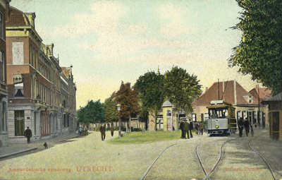 62 Gezicht in de Amsterdamsestraatweg te Utrecht met rechts de ingang van de Weerdsingel W.Z.